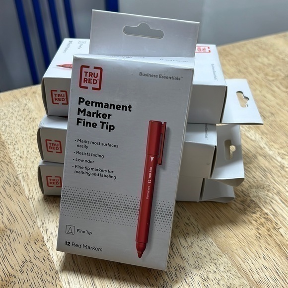 4 packs of Fine Tip Permanent Markers - Red - Picture 1 of 2